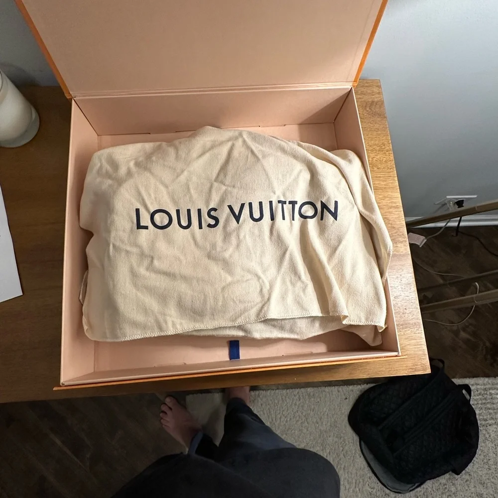 Louis Vuitton Avenue Sling Bag - Picture 3 of 4